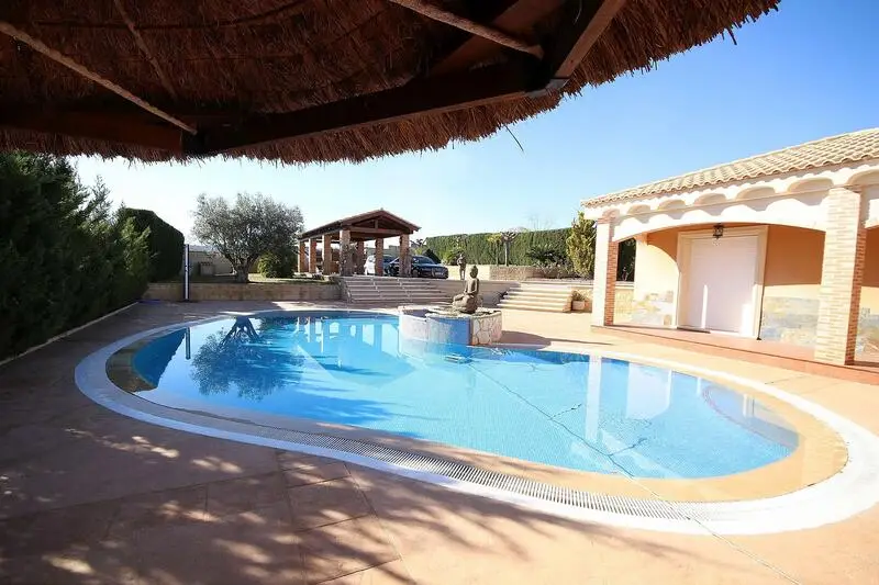 Chalet Independiente con Piscina en Caudete