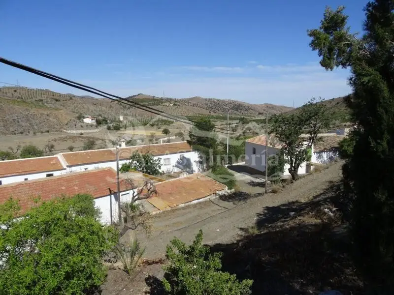 Cortijo en venta con terreno y naves