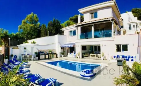 Chalet con Vistas al Mar y Piscina Climatizada en Torremolinos