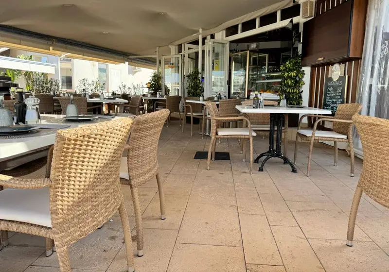 Restaurante en Venta Santa Eulalia Ibiza Puerto Deportivo