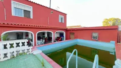 Chalet en Venta Carcaixent con Piscina y Amplio Terreno