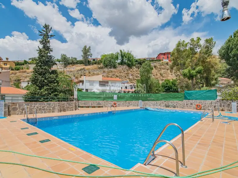 Casa Adosada en Cenes de la Vega con 3 Baños y Piscina