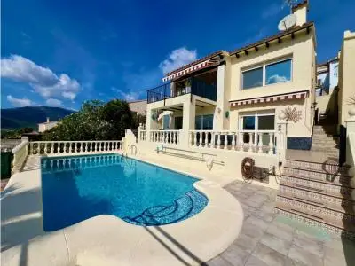 Chalet en Jalón con Vistas Panorámicas y Piscina