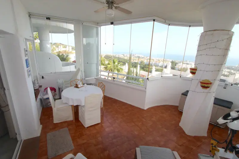 Apartamento en Calahonda con Vistas al Mar 2 Dormitorios y Piscina