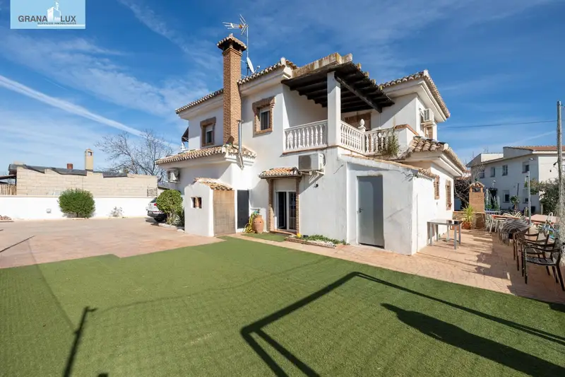 Chalet en venta Ogíjares con jardin 166m2 4 dormitorios