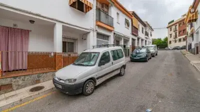 Casa Adosada en La Zubia con Patio y Terraza