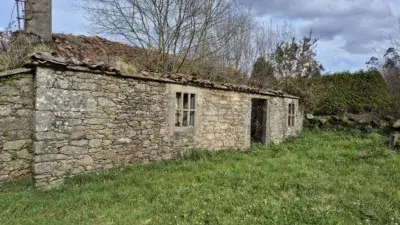 Casa en venta para reformar con cuatro habitaciones y horno de leña