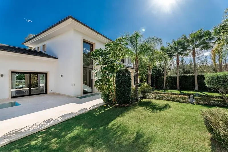 Villa de 5 Dormitorios en Nueva Andalucía