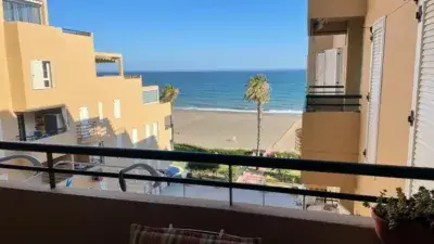 Apartamento en Benajarafe Primera Linea de Playa con Piscina y Garaje