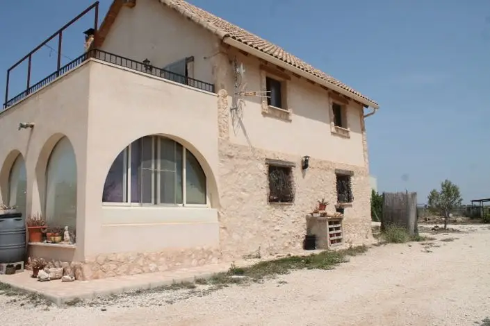Finca de 4 Dormitorios en Pinoso Alicante