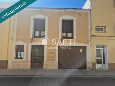 Gran Casa Familiar en Montijo: Lujo y Espacio en Zona Prime