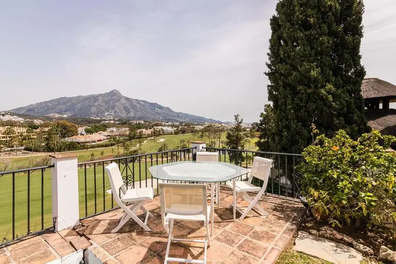 Villa Palmera Nueva Andalucía: Villa de Lujo con Piscina