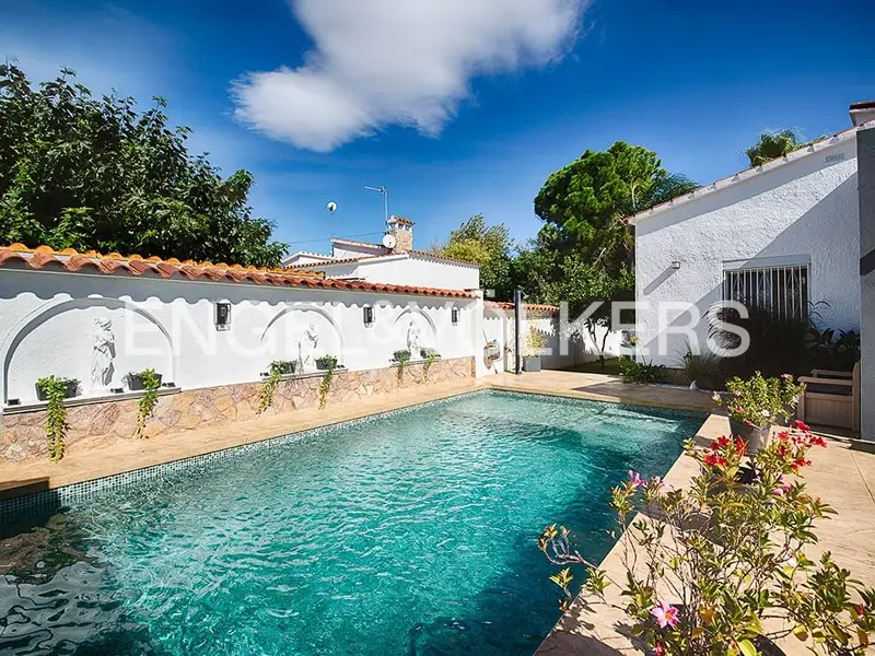 Chalet en Empuriabrava con Piscina y Domótica