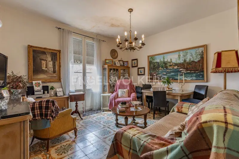 Casa Adosada en Terrassa con Local Comercial y Vistas a la Plaza