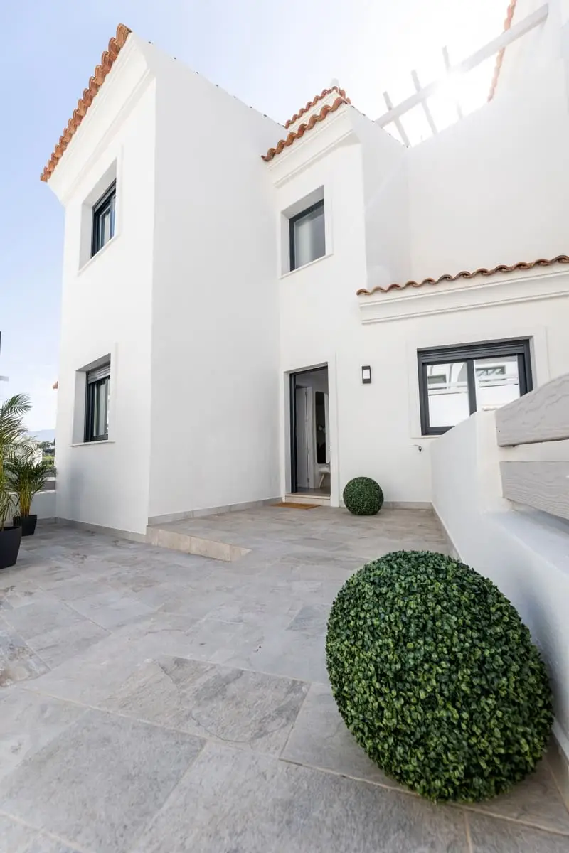 Casa adosada de lujo en Estepona - 3 dormitorios, 3 baños, cerca de la playa