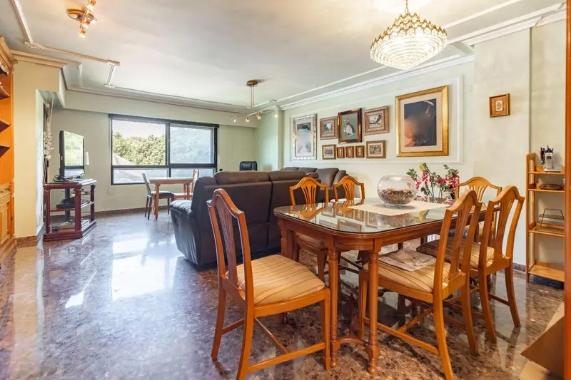 Piso señorial en Patraix con 4 habitaciones, 2 baños y balcón