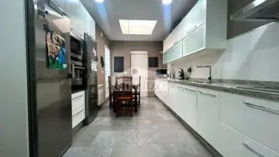 Casa Unifamiliar en Venta: Gran Garaje, Jardín y Varios Dormitorios