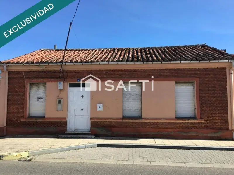 Chalet en venta para reformar en Sariegos Leon
