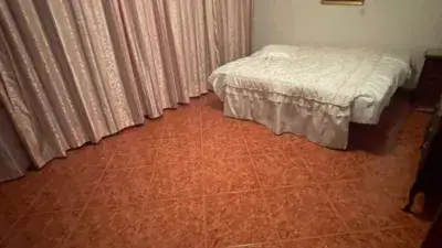 Casa en Venta en Alameda: Amplia casa de 3 plantas con patio y terrazas