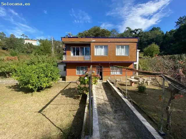 Chalet en Venta en Cee  Amplio con Garaje y Terreno