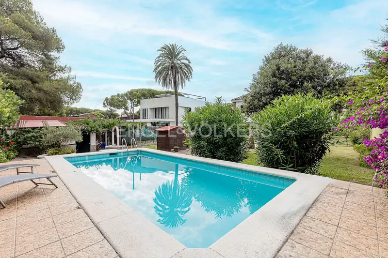 Chalet en Gavà Mar con Jardín y Piscina - 5 Dormitorios
