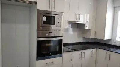 Piso Reformado en Llodio Centro con 4 Habitaciones y Balcón