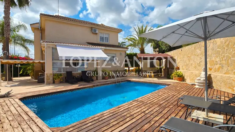 Chalet en venta en L Eliana con jardin piscina y garaje