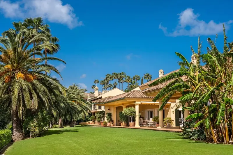 Chalet de Lujo en Sotogrande con Vistas al Mar y 5 Dormitorios