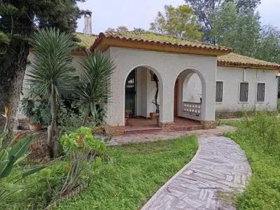 Chalet Independiente en Espartinas con Piscina y 4 Dormitorios