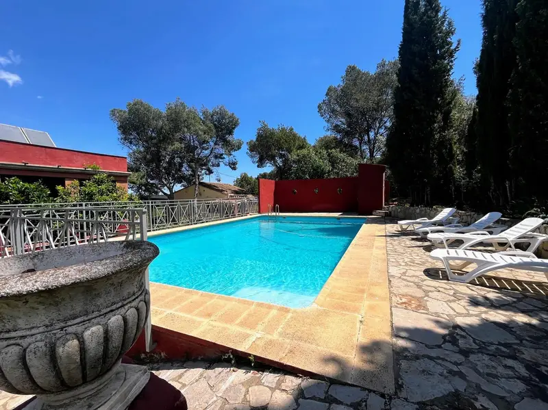 Chalet con 6 dormitorios y piscina en Sagunto