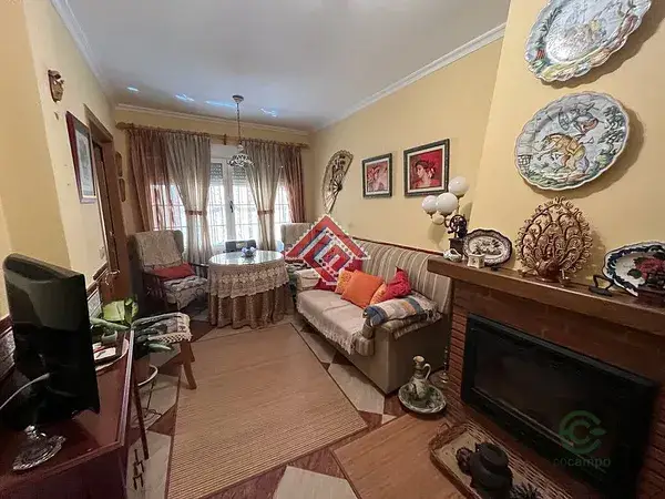 Casa con encanto en Cáceres  Puertas de roble y escalera de mármol