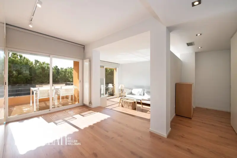 Atico en Gavà Mar con Vistas Panoramicas y Terraza Privada