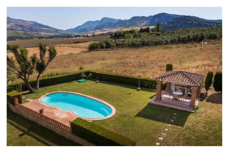 Finca Andaluza con Piscina y Establo en Venta
