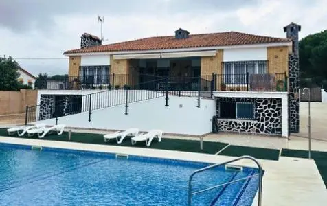 Casa de Campo Reformada con Piscina en Lavapiés Cerca de Niebla