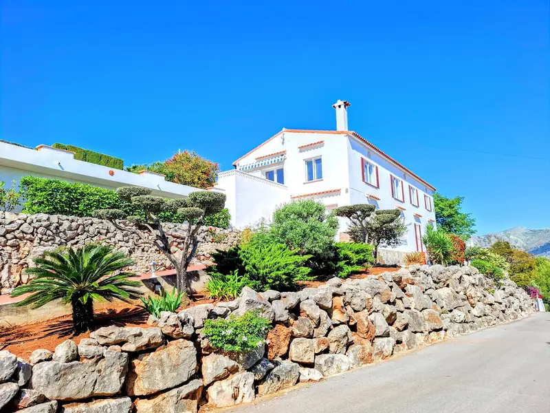 Villa de 3 Dormitorios en Orba con Vistas al Mar