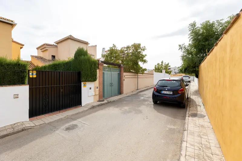 Chalet en venta Ogíjares 4 dormitorios 3 baños piscina