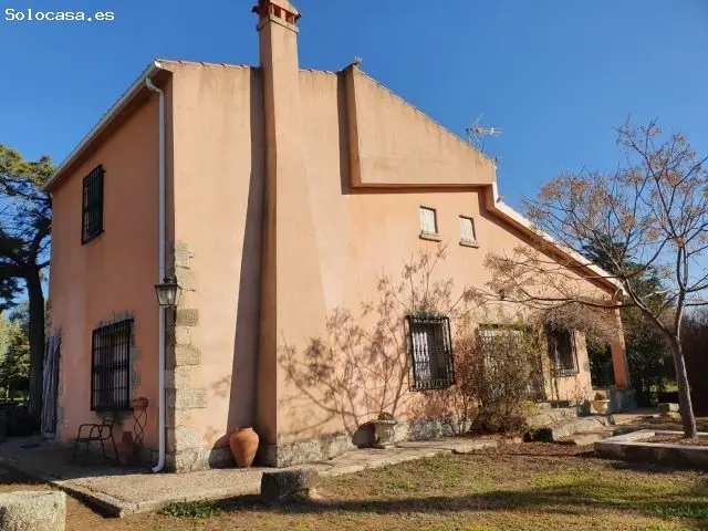 Chalet en Arroyo de la Luz con Piscina y Gran Parcela