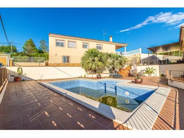 Chalet en Los Lagos Alginet con Piscina y Jardin