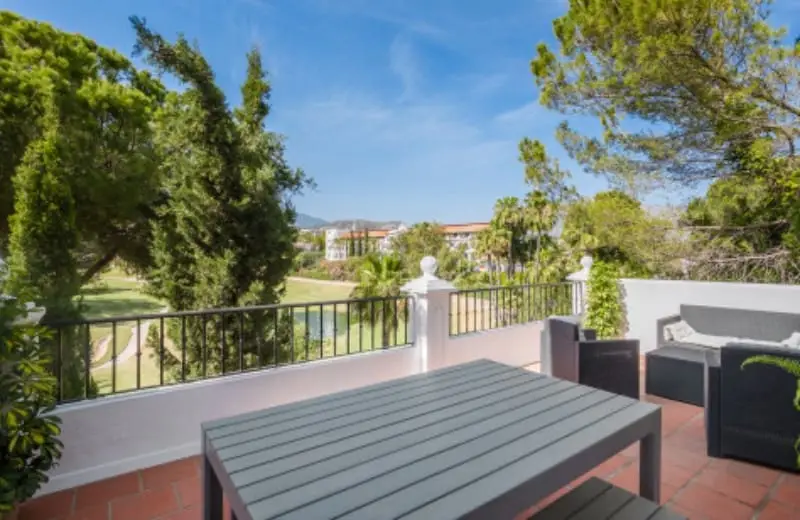 Chalet en Benahavís con Vistas al Golf y Acceso a Hotel 5 Estrellas