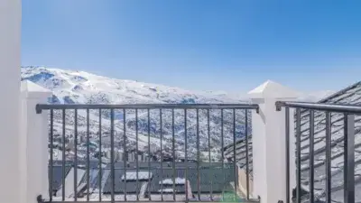 Casa Adosada en Sierra Nevada con 4 Dormitorios y Garaje
