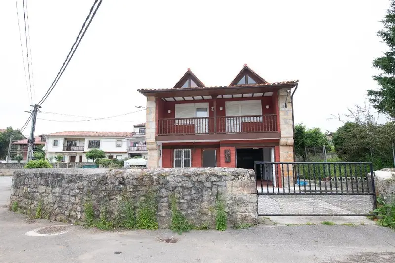 Chalet en Venta en El Llano Udias 5 Dormitorios Jardin