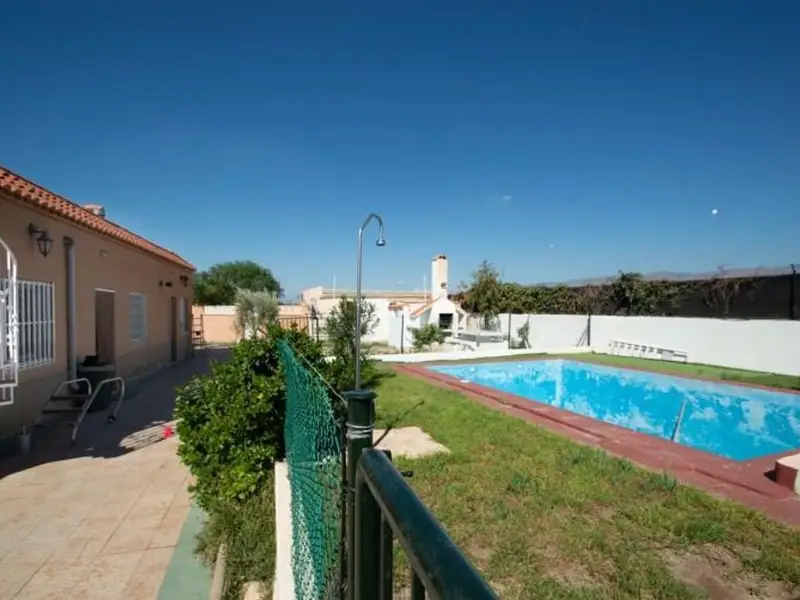 Chalet en Retamar con Piscina y Zona de Barbacoa