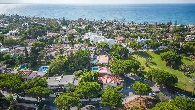 Villa en Primera Linea de Playa Marbella