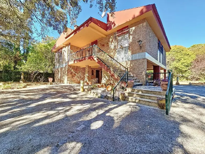 Venta Chalet con Terraza y Piscina en Brillante Córdoba