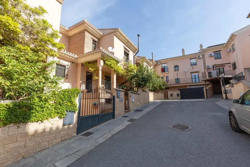 Adosado en La Zubia 3 dormitorios 2 baños patio y sotano