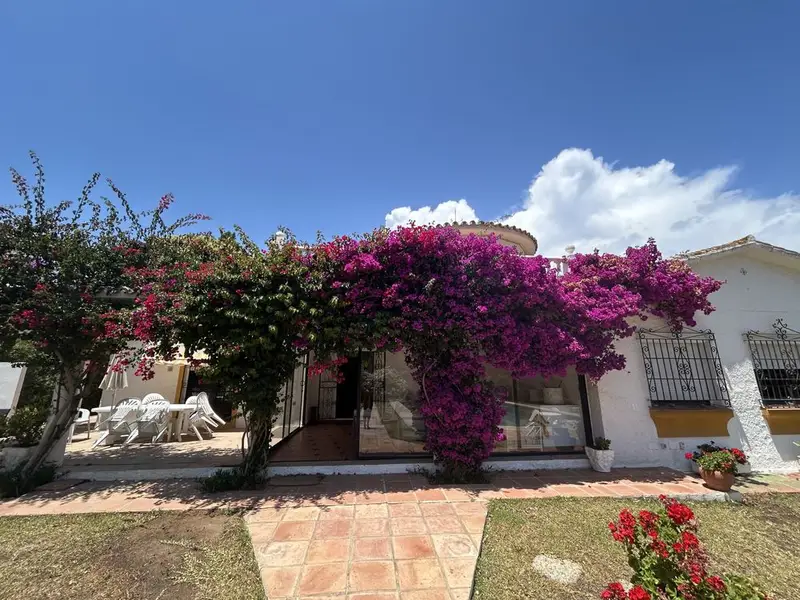 Villa Andaluza con Piscina Privada en Marbella