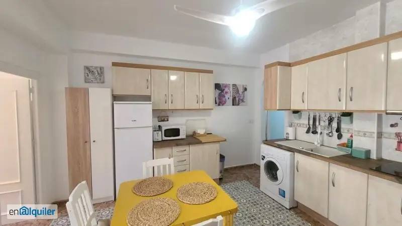 Alquiler piso estudiantes El Zapillo terraza cerca playa