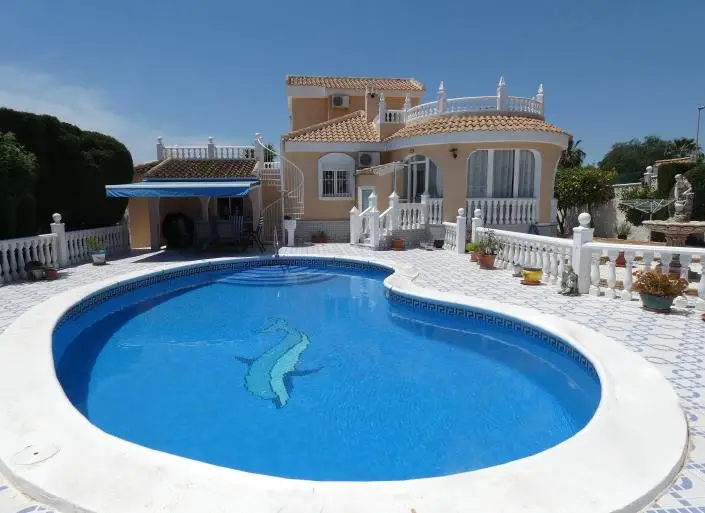 Villa 3 Dormitorios Camposol: Piscina, Garaje, Aire Acondicionado