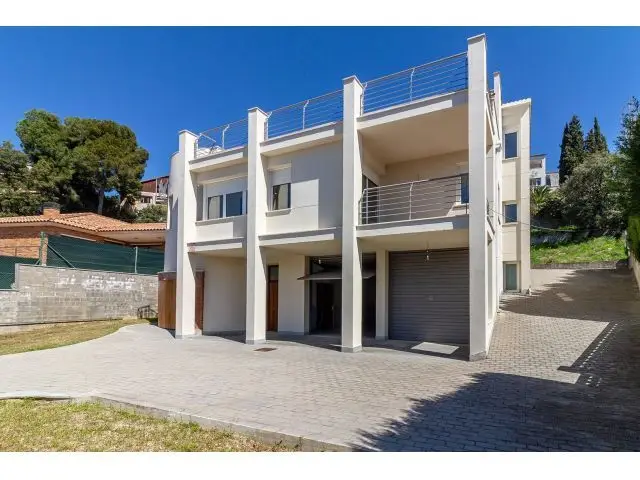 Casa en Can Amat 311m2 con Garaje y Piscina Posible