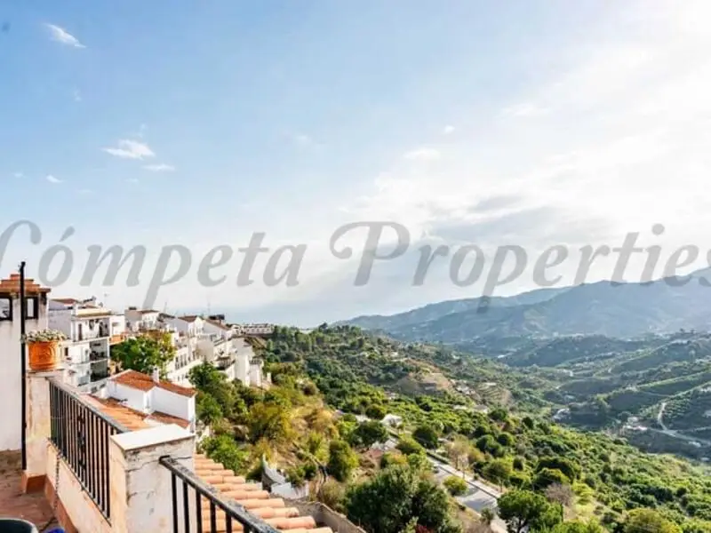 Casa de Pueblo con 4 Dormitorios y Vistas Panorámicas en Frigiliana